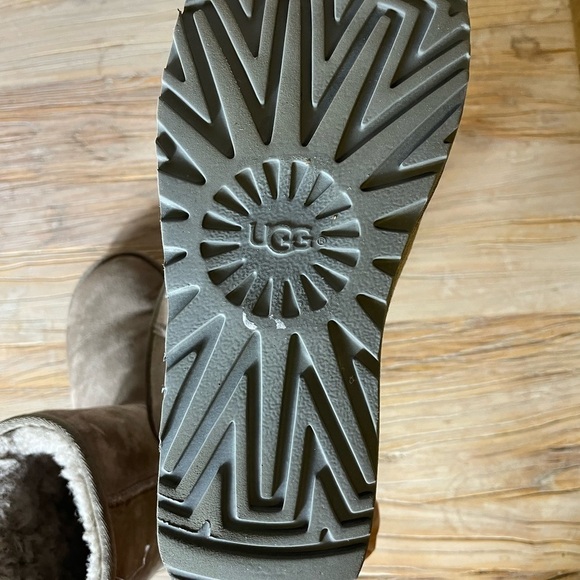 UGG Classic Short II - Picture 7 of 8